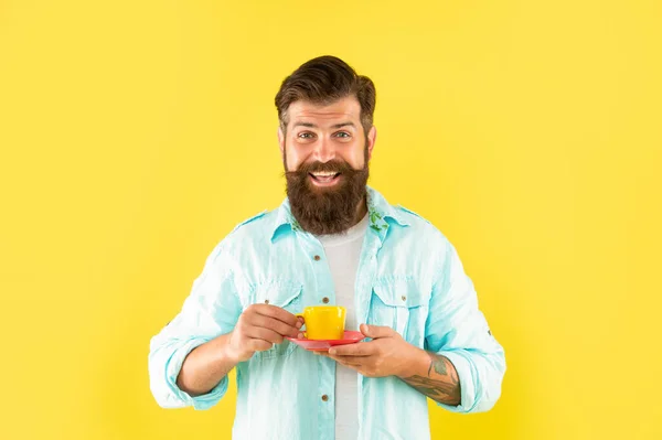 Fröhlicher Bärtiger Mann Trinkt Morgenkaffee Auf Gelbem Hintergrund Espresso — Stockfoto