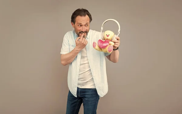 Sly Anciano Mirar Osito Peluche Regalo Auriculares Escuchando Música Gris —  Fotos de Stock