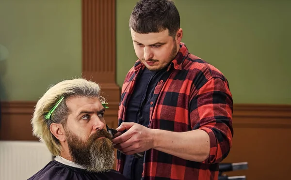 Dojrzały Hipster Brodą Wąsami Pielęgnuje Włosy Fryzjera Fryzjera — Zdjęcie stockowe
