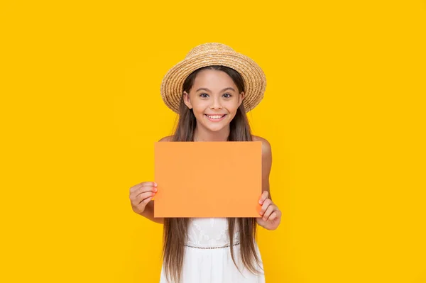 Positive Teenie Kind Mit Kopierraum Auf Orangefarbenem Papier Auf Gelbem — Stockfoto
