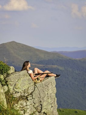 Gözlem noktası. Ordu kuvvetleri. Özgürlük için savaş. Keskin nişancı konsepti. Dişi asker tüfeği. Kadın askeri birlikler silah taşır. Cesur kız tehlikeli bir durum. Askeri kadın..