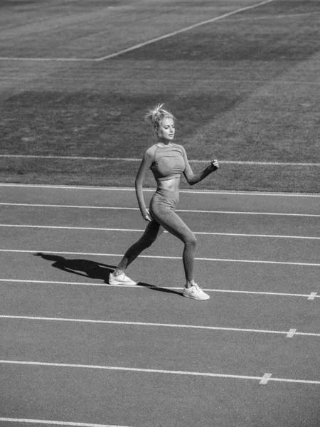 Sexy Mujer Fitness Ropa Deportiva Señora Atlética Calentándose Pista Atletismo — Foto de Stock