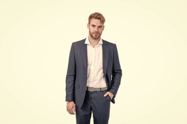 İş adamı kılığındaki başarılı iş adamı beyaz, resmi moda izole edilmiş.