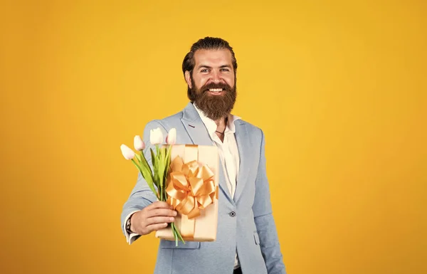 Des Moments Joie Homme Heureux Avec Des Fleurs Tulipes Gentleman — Photo