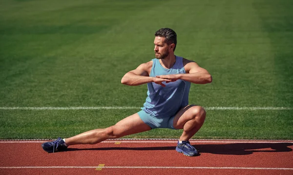 Biegacz Sportowy Robi Ćwiczenia Rozciągające Przygotowanie Porannego Treningu Rozgrzewka — Zdjęcie stockowe