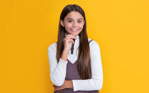 Glad Kid Long Hair Yellow Background — Stockfoto