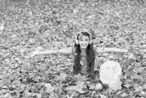 Sentindo Livre Relaxado Criança Com Mochila Escolar Floresta Outono Conceito — Fotografia de Stock