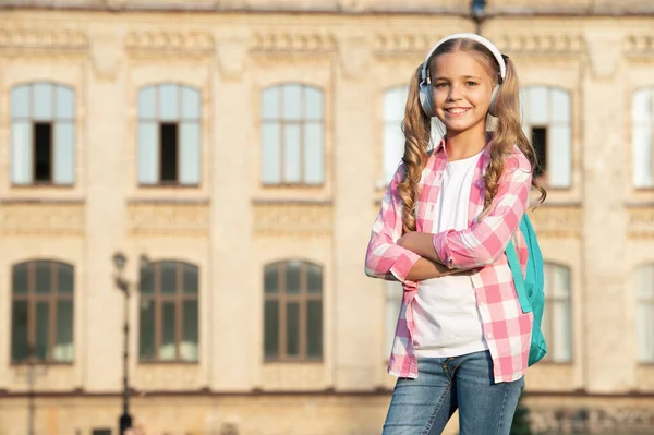 Happy Teen Girl Słuchanie Muzyki Szkole Świeżym Powietrzu Przestrzeń Skopiować — Zdjęcie stockowe