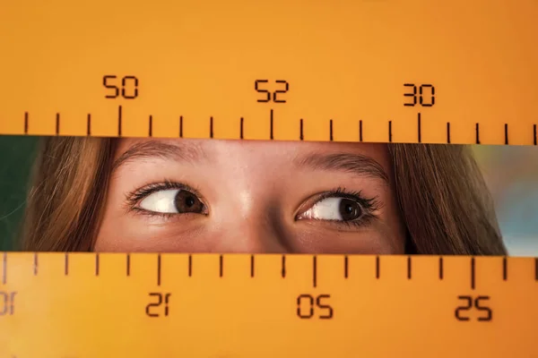 Olhos Menina Segurar Régua Ferramenta Medição Medida — Fotografia de Stock