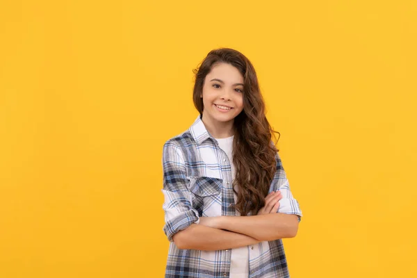 Šťastný Dospívající Dívka Kostkované Košili Dlouhými Kudrnatými Vlasy Žlutém Pozadí — Stock fotografie