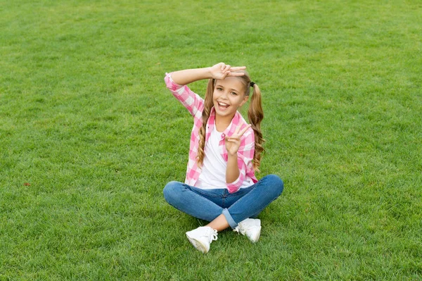 Happy Teen Kid Sit Green Grass Outdoor — Stockfoto