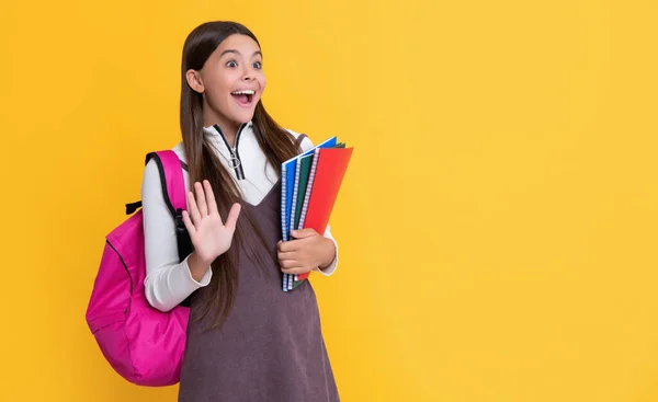 Verbaasd Kind Met Schoolrugzak Werkboek Gele Achtergrond — Stockfoto