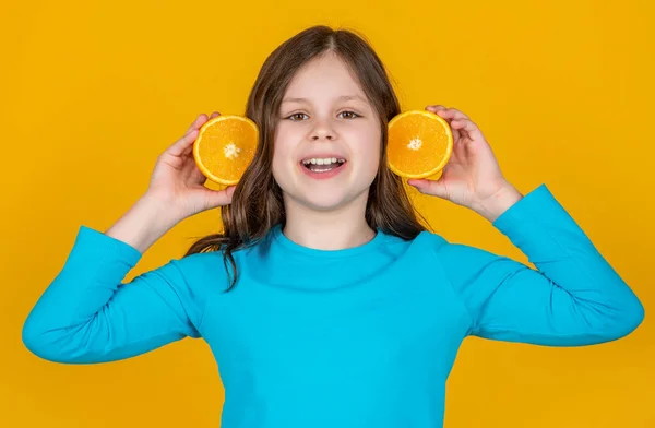 Glad Teen Girl Hold Orange Fruit Yellow Background — Φωτογραφία Αρχείου