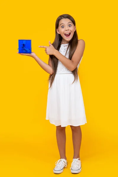 Surprised Teen Girl Pointing Finger Present Box Yellow Background — Fotografia de Stock