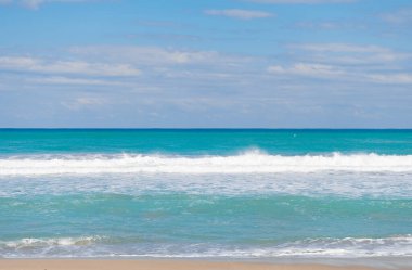 Bahamaların ufuk manzarası ve dalgalı su.