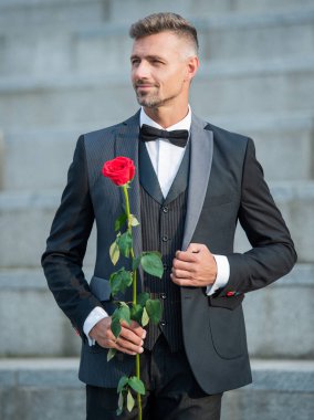 Özel durum konsepti. Özel bir durum için güllü adam. Smokinli adam özel bir gün için dışarı çıktı..