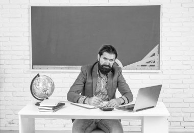 Aş artık bunları. Ders üzerine ders veren üniversite hocası. Okula dönüyorum. resmi eğitim. Gerçekten olgun bir öğretmen kağıda not alıyor. Sınıfta belgelerle çalışan vahşi sakallı bir adam. Sınava hazırlan..