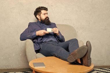 Rahatlamanın tadını. Avukat koltukta çay içer. Sakallı adam ayakta otururken kırılır. Çay molası. Rahatlayın ve dinlenin..