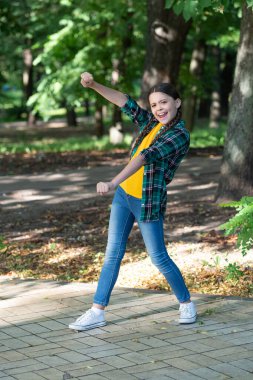 Dans eden hiphop. Mutlu genç kız dansçı dışarıda dans ediyor, dans ediyor.