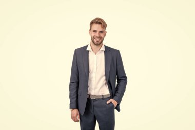 Takım elbiseli başarılı bir adam. Profesyonel girişimci menajeri. Erkek resmi moda. Kol saati olan patron. Kendine güvenen bir iş adamı. Formalite icabı yönetim kurulu başkanı. iş başarısı.