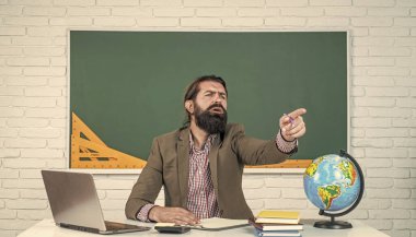 Kurula telefon et. resmi eğitim. Olgun öğretmen notlar alıyor ve öğrencilere soruyor. Acımasız sakallı adam tahtaya yakın bir sınıfta çalışıyor. Sınava hazırlan. Ders üzerine ders veren üniversite hocası. Okula geri dön..