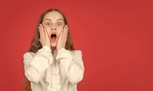 Schockierende Nachrichten Kind Weißem Hemd Auf Rotem Hintergrund Kindheit Überraschtes — Stockfoto