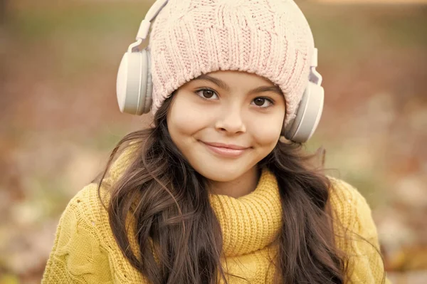 Portret Nastolatki Kapeluszu Radosne Dziecko Słuchać Muzyki Słuchawkach Zewnątrz Jesienna — Zdjęcie stockowe
