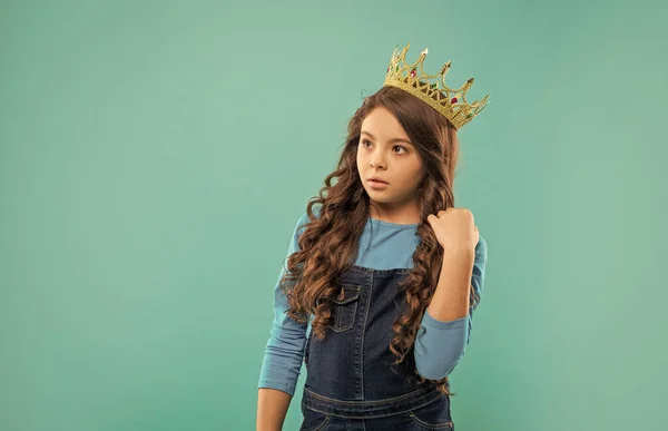 Portret Van Glorie Kind Kroon Zelfverzekerde Koningin Zelfvoldaanheid Arrogante Prinses — Stockfoto