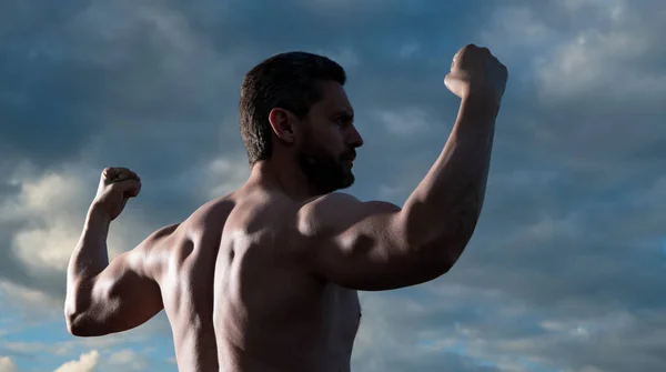 Silny Zdrowy Człowiek Kulturysta Umięśnionym Tułowiem Wysportowany Mężczyzna Bicepsami Tricepsami — Zdjęcie stockowe