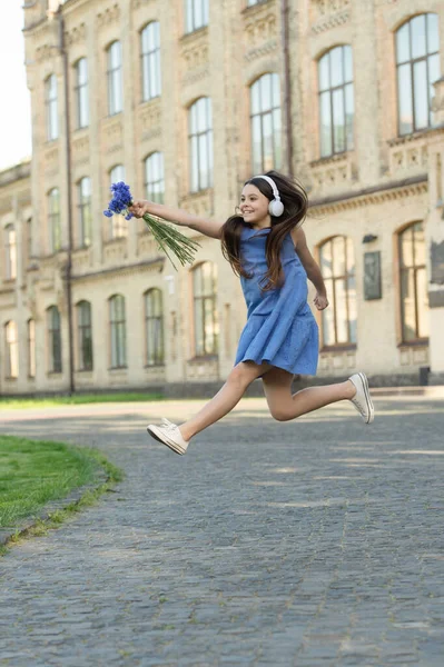Happy Teen Girl Headphones Girl Run Outdoor Carefree Girl Running — Stockfoto