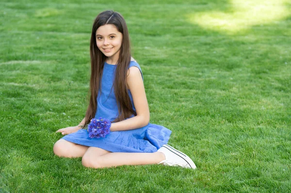 Çimlerin Üzerinde Oturan Kız Mutlu Genç Kız Genç Kız Dışarıda — Stok fotoğraf