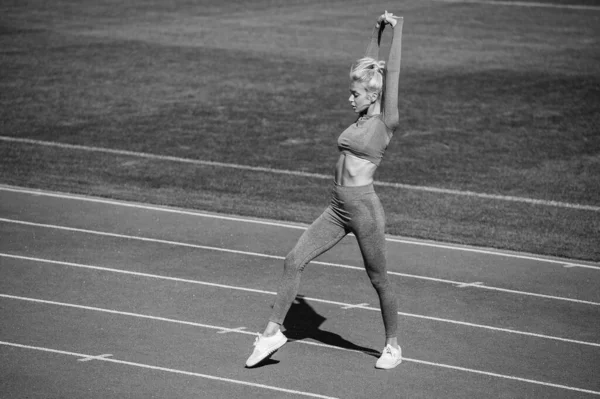 Piena Energia Donna Atletica Che Scalda Sulla Pista Corsa Dello — Foto Stock