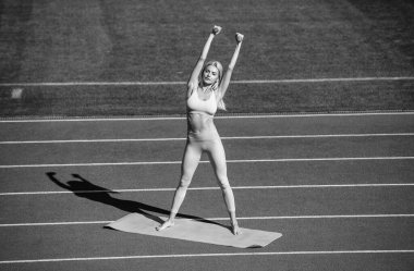 Esnek spor antrenmanı. Halterli pilates eğitmeni. Yogi koçu eğitimi. Mükemmel vücut şekli. zihin ve beden dengesi. Spor giyim bölümündeki seksi fitness kadını. Atletik kadın stadyumda yoga yapıyor..