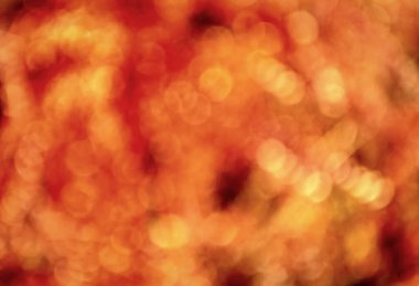 bulutlu sonbahar yaprakları. Bulanık bokeh arkaplan. Sonbahar odaksız doğa. Sonbahar yapraklarının bulanık arkaplanı. odaklanmamış turuncu sezon.