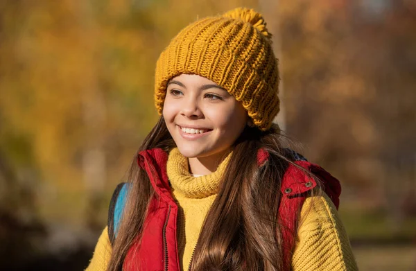 Happy Teen Girl Hat Outdoor Autumn Season — Stockfoto