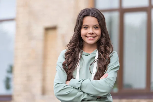 Confident Teen Girl Happy Smiling Casual Hoodie Keeping Arms Crossed — Stockfoto