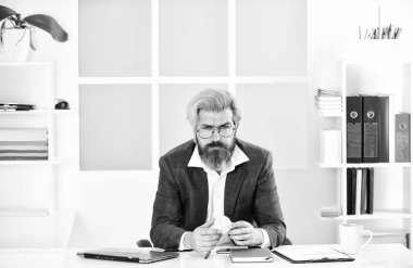 İlham arıyorum. Düşün ve karar ver. Strateji. Düşünceli bir yönetici. Başarılı girişimci, resmi takım elbiseli adam ofisinde oturuyor. İşletme müdürü dinleniyor. Ofis hayatı. İş konsepti.