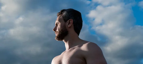 Shirtless Muscular Man Caucasian Man Outdoor Man Sky Background — стоковое фото