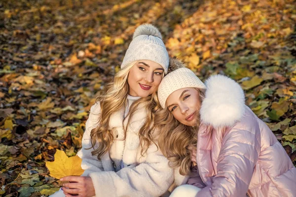 Hezké Mladé Ženy Stylovém Teplém Oblečení Sedí Podzimním Listí Dámské — Stock fotografie