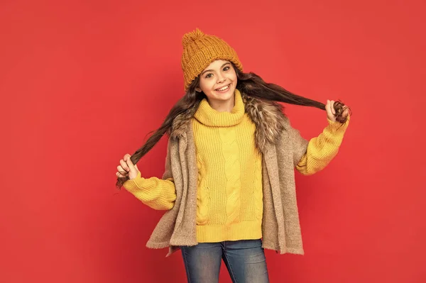 Zimowa Moda Szczęśliwy Dzieciak Trzymający Kręcone Włosy Kapeluszu Kobieca Modelka — Zdjęcie stockowe