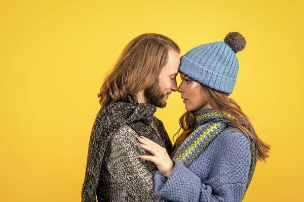 Glückliches Verliebtes Paar Trägt Strickkleidung Winter Mode — Stockfoto
