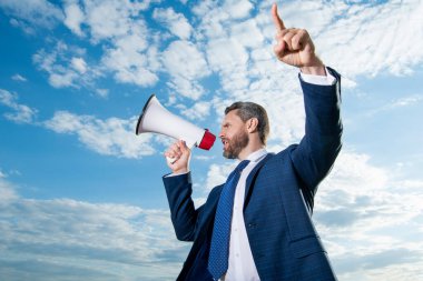 İş adamı arka planda hoparlörden bağırıyor. Dikkat!.