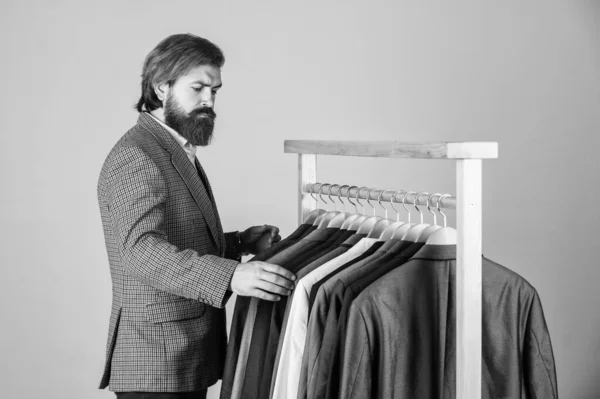 Επιχειρηματίας Όμορφος Άντρας Στο Κατάστημα Ρούχων Επιλέγοντας Ρούχα Απαιτώντας Την — Φωτογραφία Αρχείου