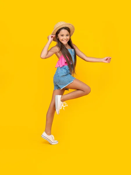 Smiling Teen Girl Straw Hat Running Yellow Background — Φωτογραφία Αρχείου