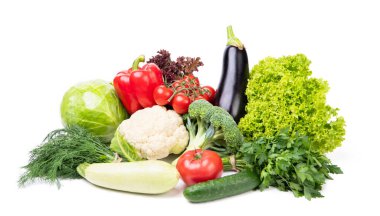 Taze ve olgun taze sebzelerin çeşitliliği beyazın üzerinde izole edilmiş..