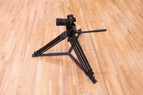 Videocamera Met Microfoon Statief Vloer Achtergrond — Stockfoto