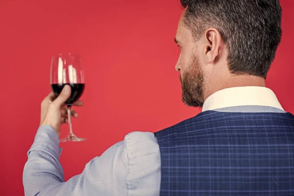Reife Männer Sommelier Oder Barkeeper Schmeckt Glas Rotwein Rückseite Selektiver — Stockfoto