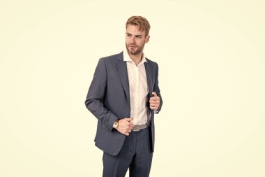 Erkek resmi moda. Kol saati olan patron. Kendine güvenen bir iş adamı. Formalite icabı yönetim kurulu başkanı. İş başarısı. Takım elbiseli başarılı bir adam. profesyonel girişimci yöneticisi.