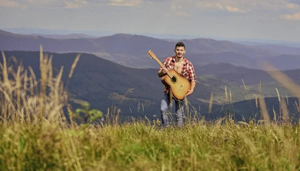 Caminante Pacífico Conquista Los Picos Hombre Excursionista Con Guitarra Caminando — Foto de Stock