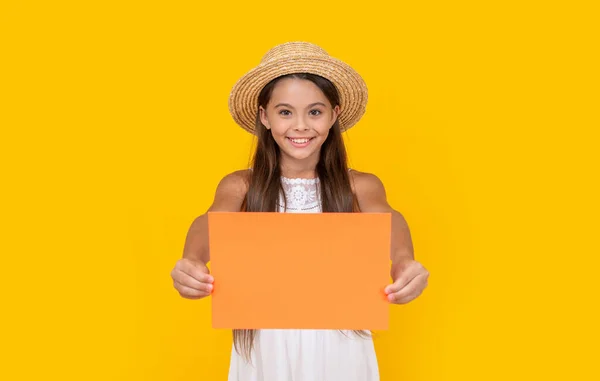 Sarı Arka Planda Turuncu Kağıtta Fotokopi Alanı Olan Gülümseyen Genç — Stok fotoğraf